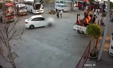 Camera hé lộ khoảnh khắc bé gái 2 tuổi bị ô tô tông tử vong tại trạm dừng chân cao tốc ở Long An