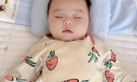 Bé trai 2 tháng tuổi nhập viện vì bà nội bắt nằm ngửa ngủ, bác sĩ tức giận: Quá muộn rồi!