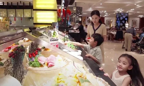 Bé gái 7 tuổi ăn nhà hàng xong túi quần áo căng phồng, nhân viên mở túi ra, ai nấy đều bật khóc