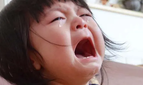 Vợ cũ đến thăm con sau 5 năm không gặp, vừa nhìn thấy thứ cô cầm trên tay, người chồng đuổi ra gấp