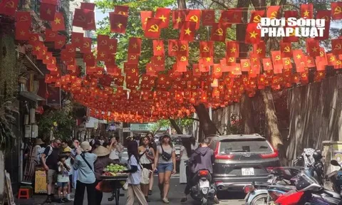 Giới trẻ "phát sốt" với con đường cờ đỏ sao vàng