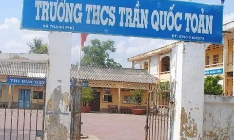 Kiểm điểm hiệu trưởng ở Cà Mau khi trường lạm thu đầu năm học