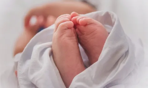 Ngỡ ngàng nhận ra mình mang thai khi đẻ rơi con trong toilet