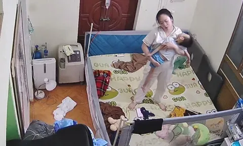 Người mẹ đang bế con trên giường thì đột ngột ngất xỉu sau nhiều đêm thức trắng, hoàn cảnh phía sau quá éo le
