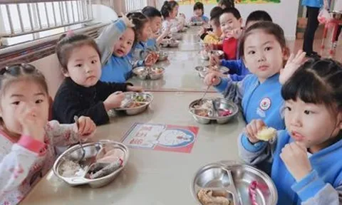 Con mẫu giáo đi lớp sụt cân liên tiếp, mẹ kiểm tra camera thì đau đớn khi thấy ảnh ngủ trưa của bé