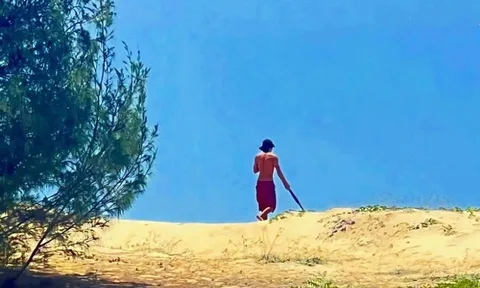 Khống chế gã đàn ông phê ma tuý, cầm hung khí bơi ra biển cố thủ