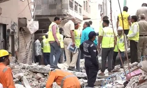 Clip: Khoảnh khắc tòa nhà 4 tầng đổ sập, ít nhất 11 người thiệt mạng