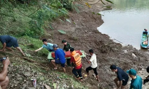 Thấy em trai đuối nước, anh cứu em nhưng cả hai cùng chìm xuống hố sâu