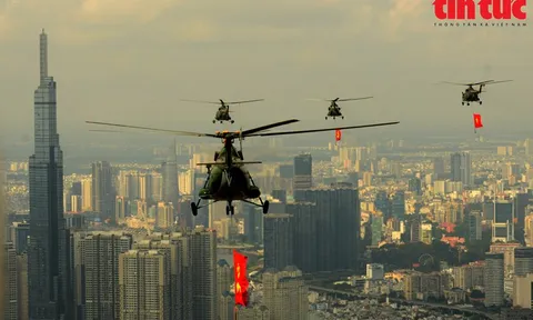 Theo cánh trực thăng mang cờ Tổ quốc, cờ Đảng bay trên bầu trời TP Hồ Chí Minh