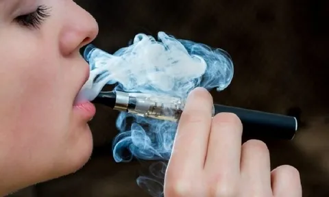Hút thuốc lá điện tử để lấy lòng bạn trai, cô gái 16 tuổi nhập viện nguy kịch