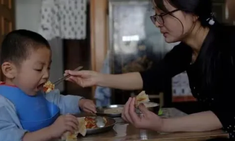 Con 8 tuổi liên tục phát ra âm thanh kỳ lạ, mẹ đưa đi khám thì gục ngã khi bác sĩ kết luận mắc hội chứng Tourette