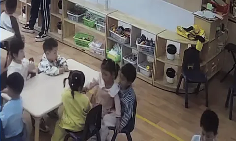 Con bị bạn học bắt nạt ở lớp, mẹ tức giận đi kiện với cô giáo chủ nhiệm thì tá hỏa