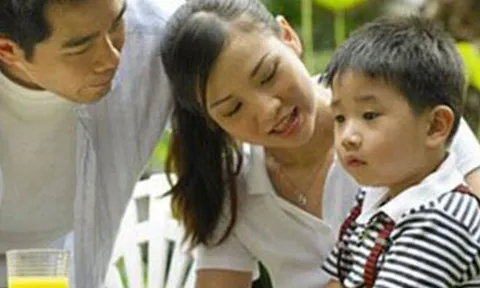 Nửa đêm, chồng giơ tay định gần gũi vợ, phản ứng của con trai khiến ai cũng bật cười