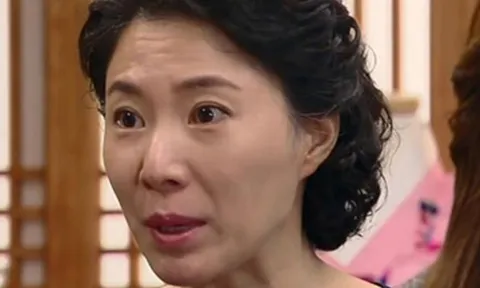 Thấy mẹ chồng lẻn vào phòng, con dâu giả vờ ngủ, bật khóc khi biết được việc làm của bà