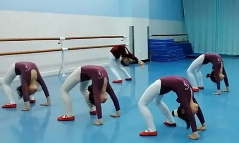 Cô giáo ở lớp gọi điện báo con gái không đi được, mẹ hoảng loạn khi nghe bác sĩ nói có nguy cơ liệt