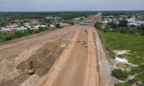 Thủ tướng yêu cầu đẩy nhanh giải phóng mặt bằng, khai thác vật liệu xây dựng cho các dự án đường bộ cao tốc