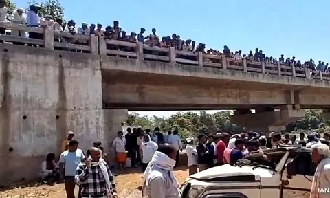 8 người trong 1 gia đình tử vong thương tâm khi ô tô mất lái rơi xuống dòng sông cạn