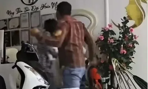 Vụ vợ đang ôm con nhỏ bị chồng đánh dã man ở Long An: Mẹ ngồi quỵ vào góc tường, dùng tay che chắn cho con