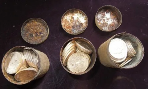 Hai vợ chồng đang ung dung dắt chó đi dạo thì đào được 8 hũ vàng trị giá 259 tỷ đồng