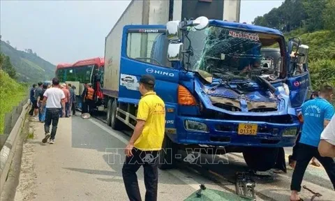 Tai nạn liên hoàn trên cao tốc Nội Bài - Lào Cai khiến 3 người bị thương