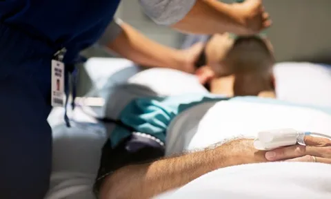 Nhân viên y tế "bận" cãi nhau với cảnh sát, bệnh nhân trụy tim tử vong