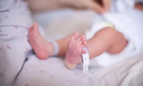 Thương tâm: Bé sơ sinh tử vong vì bố mẹ xoa cồn vào nướu răng để con thôi quấy khóc