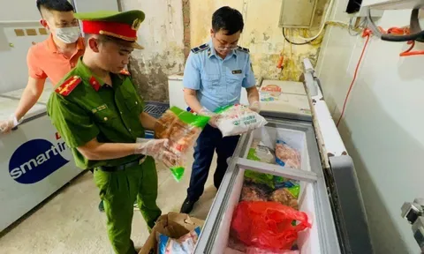 Hơn 1 tấn xúc xích, lạp xưởng, há cảo, viên thả lẩu “thập cẩm”, thanh cua... "bẩn" chuẩn bị ra thị trường thì bị thu giữ