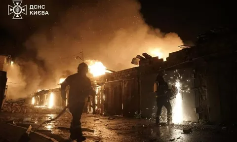 Thủ đô Ukraine bất ngờ hứng "đòn trời giáng" bằng tên lửa và UAV giữa lúc "nước sôi lửa bỏng"