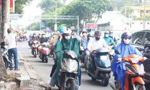 Năm 2025, làm thế nào để dừng xe mặc áo mưa không bị phạt tiền triệu?