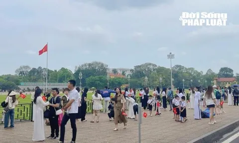 Người dân nô nức về Quảng trường Ba Đình chụp ảnh trước thềm Đại lễ 30/4