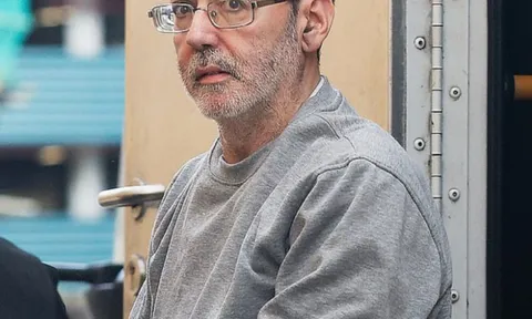 Hiệu trưởng bất ngờ tấn công hiệu phó vì "chuyện tình tay ba" gây chấn động tại Anh: Camera ghi lại gì?