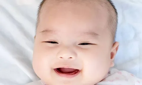 Bé sơ sinh chào đời da trắng hồng xinh như thiên thần, 2 năm sau mẹ nghi ngờ không phải con ruột