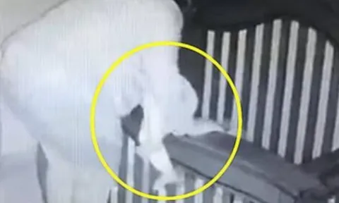 Camera ghi lại cảnh bà ngoại bế cháu đi ngủ lúc nửa đêm nhưng xảy ra chuyện không ổn, ai xem cũng run rẩy