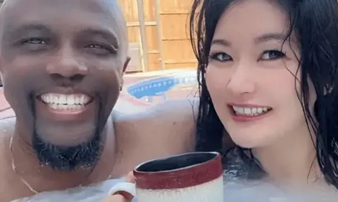 Chàng trai châu Phi lấy vợ mỹ nhân trắng nõn, bị nhà ngoại chê "cháu sẽ có màu da đen", em bé chào đời cực bất ngờ