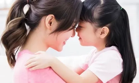 Con không chịu cho mẹ ngủ cùng bố, biết lý do hội mẹ bỉm than "Giống hệt nhà mình"