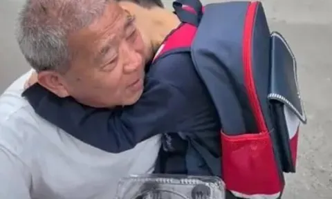 Cuộc sống bỉm sữa của cặp vợ chồng từng sinh thêm con ở tuổi U70