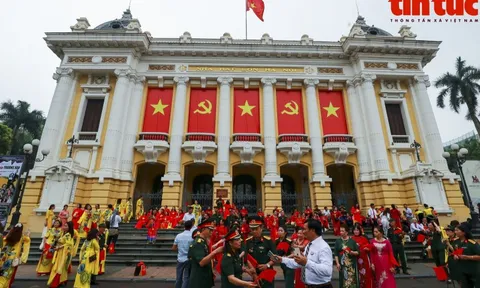 Phố phường Hà Nội rực rỡ mừng ngày Thống nhất non sông