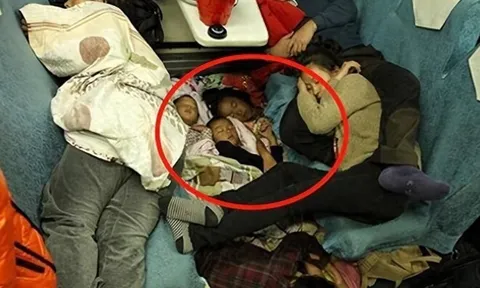 Mẹ bỉm đưa 5 con về quê ăn Lễ, bức ảnh chụp bầy con trên tàu khiến ai nhìn thấy cũng xót xa