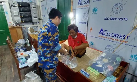 Nhà giàn DK1/10 cấp cứu kịp thời ngư dân Cà Mau gặp nạn trên biển