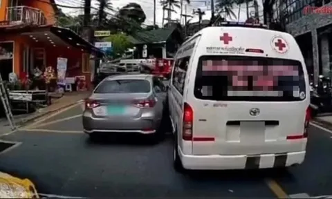 Tài xế taxi ngang ngược chặn xe cứu thương, bệnh nhân 62 tuổi tử vong