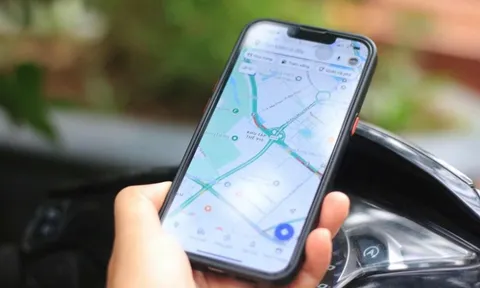 Vừa lái xe vừa xem Google Maps có bị phạt theo quy định pháp luật mới hay không?
