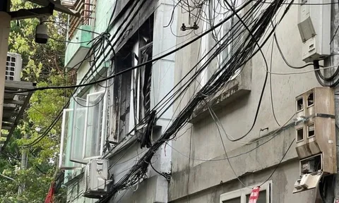 Clip: Khoảnh khắc đau lòng khi biển lửa bao trùm căn nhà khiến 3 người tử vong ở Hà Nội