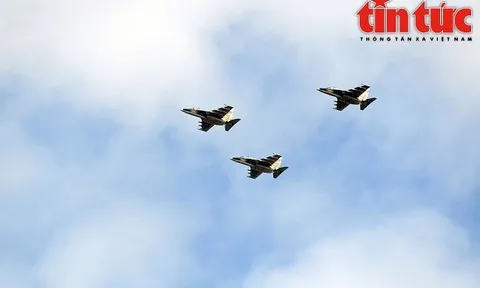 Mãn nhãn với hình ảnh tiêm kích xé gió làm chủ bầu trời TP Hồ Chí Minh trong sáng 30/4
