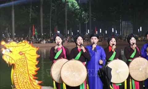 Biểu diễn Quan họ trên thuyền với chủ đề “Bài ca đi cùng năm tháng”