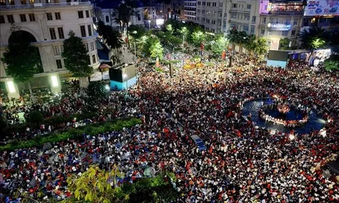 'Biển người' hân hoan trong ngày đại lễ tại trung tâm TP Hồ Chí Minh