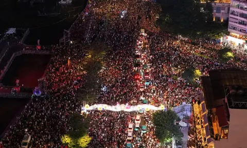 Bầu trời TPHCM rực rỡ pháo hoa mừng 50 năm đất nước thống nhất