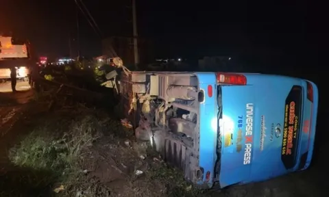 Lật xe khách chở 25 người lúc nửa đêm tại Hà Tĩnh, hành khách phá cửa kính thoát thân