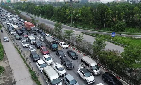 Hai Cảnh sát giúp người dân gặp sự cố trên cao tốc nhận được nhiều lời khen từ cộng đồng