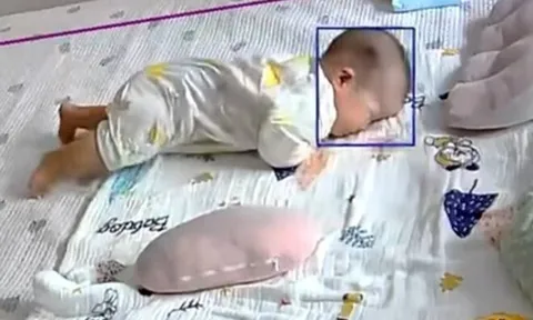Bé sơ sinh nằm một mình trong phòng ngủ, camera ghi lại cảnh tượng khiến người xem rơi nước mắt