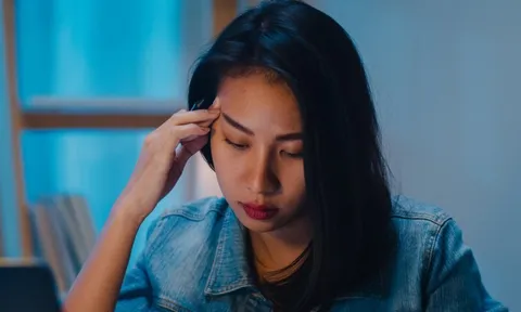 Nghe tin mẹ đẻ bị viêm phổi, tôi muốn gửi biếu 5 triệu lo thuốc men nhưng chồng vừa đưa tiền vừa nói một câu khiến tôi ngã quỵ